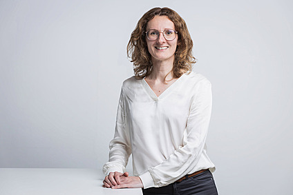 Engagierter Business Coach, der Unternehmern hilft, gestärkt durch Krisen zu gehen.