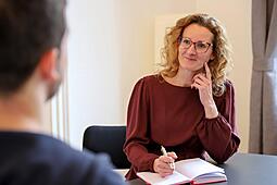 Erfahrener Business Coach begleitet Unternehmer durch Herausforderungen und Krisen.