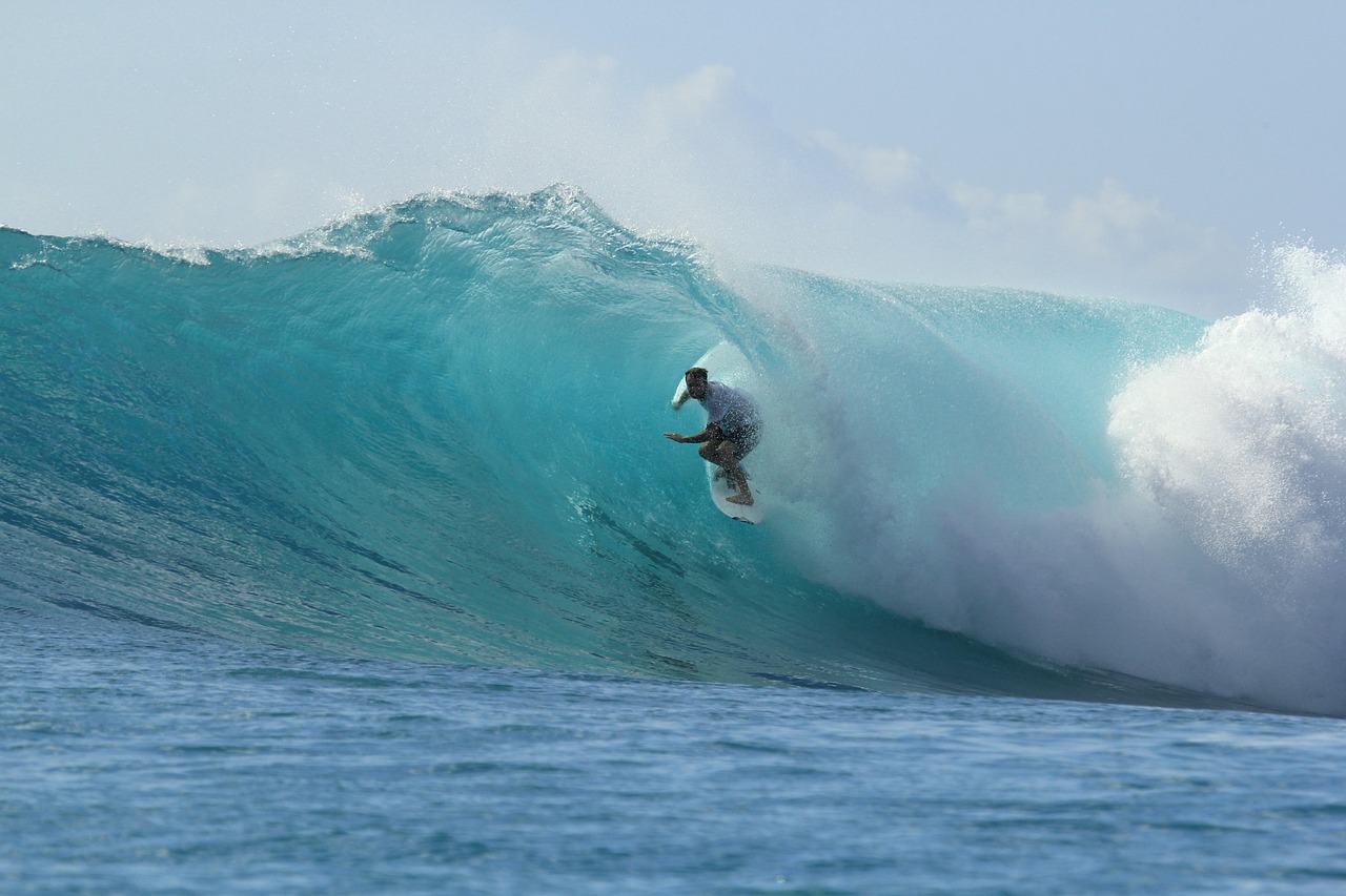 Surfer reitet auf einer hohen Welle.