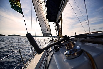 Segelschiff symbolisiert das gemeinsame Meistern von Krisen als Team für mehr Vertrauen in der Zusammenarbeit